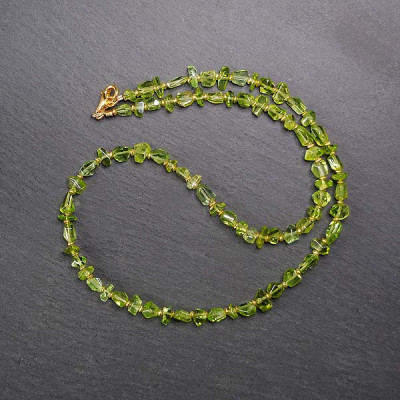 Peridot - Kette mit Vergoldeten Zwischenperlen